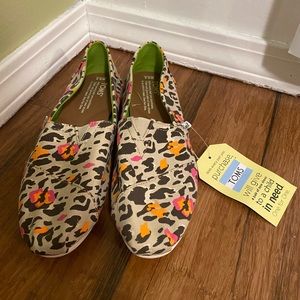Brand new TOMS